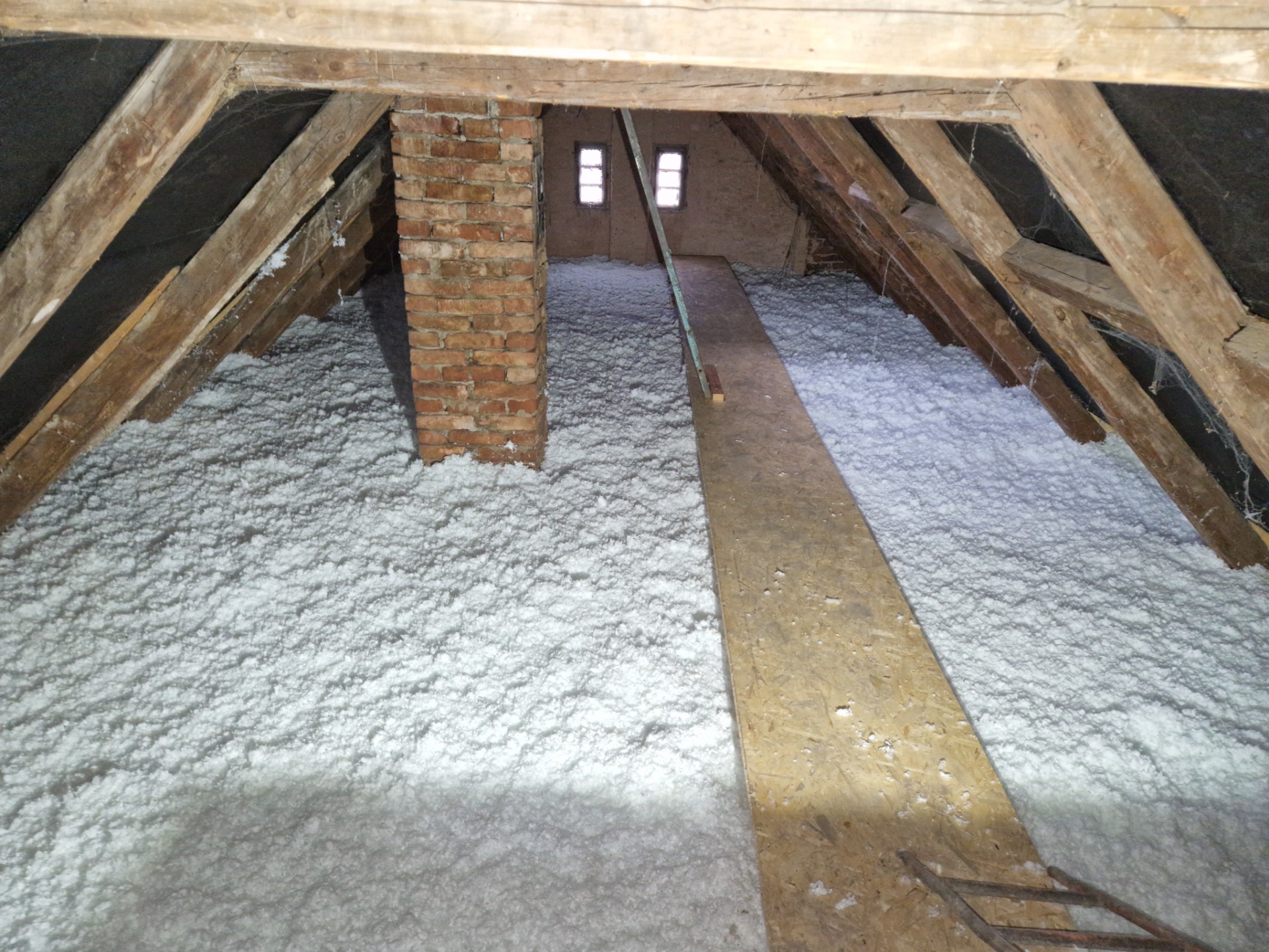 Realizace foukané izolace Běsno